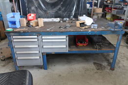 Arbejdsbord med skruestik, div. Værktøj m.m.