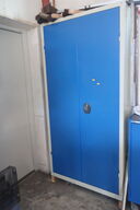 Stålskab med div. Værktøj og reservedele m.m.