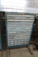 Stålskab med div. Bor, borepatroner, rør tap m.m.