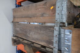 2 stk. paller med div. Maling m.m.