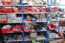 3 stk. lagerreoler med div. Arbejdshandsker, svejsehandsker m.m.