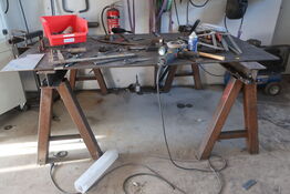 Svejsebord med skruetvinger, vinkelsliber m.m.