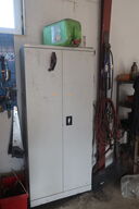 Stålskab med div. Værktøj og reservedele m.m.