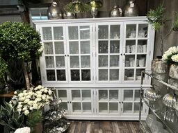 Vitrineskab m. 8 låger i hvid 195x220x55 cm.