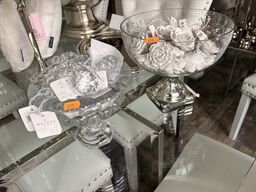 2 stk. Vaser m. Skabsgreb