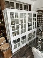 Vitrineskab m. 8 låger i hvid 195x220x55 cm.