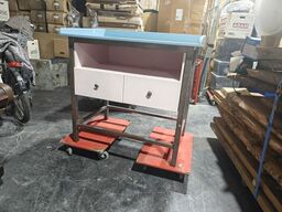 Puslebord PULSEBORD MED STÅLSTEL. SKUFFER OG TOPPLADE I TRÆ. Mål: 109 x 75 cm. Højde 97 cm.