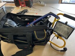 Værktøjstaske m. indhold  + Lampe