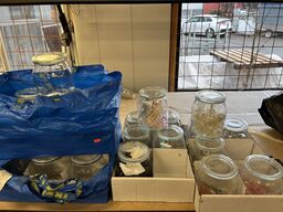 4 ks. Hårklemmer + glaskrukker