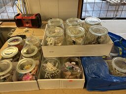 4 ks. Hårklemmer + glaskrukker