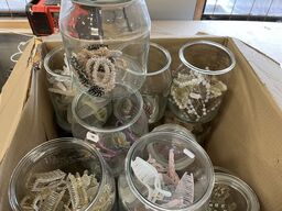 2 ks.  Hårklemmer + glaskrukker