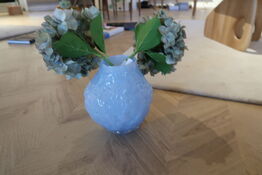 Vase BYON Corallo S Light blue med div. Kunstige blomster