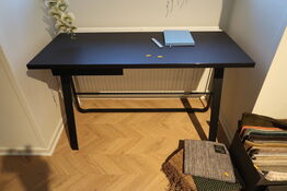 Skrivebord BENT HANSEN Hemmingway M/skuffe, sort stel og sort linoleum