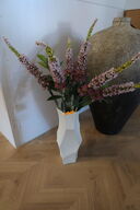 Vase FERM LIVING Cueva Vase H37 med div. Kunstige blomster