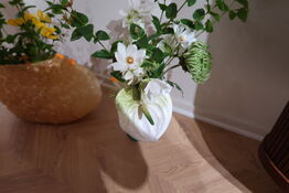 Vase HAY Empire Vase Large - Sand med div. Kunstige blomster