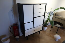 Skab BRDR. ANDERSEN S5 sort lakeret med farvet front