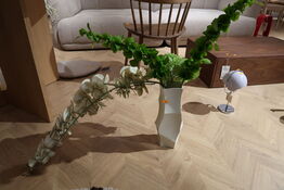 Vase FERM LIVING med div. Kunstige blomster