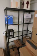 Reol med glashylder uden indhold