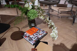 Vase med kunstige blomster samt 2 stk. bøger