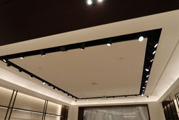 Skinne med 9 stk. spots samt højtaler, skinne med 34 stk. spots samt højtalere (LÆS BESKRIVELSE)