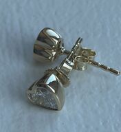 Et par ørestikker af 14 kt guld, hver prydet med en laboratorieskabt diamant, samlet ca 0.79 ct,