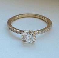 Ring af 14 kt guld, med brillantslebene laboratorieskabte diamanter