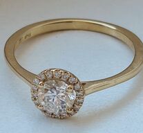 Ring af 14 kt guld, med brillantslebne laboratorieskabte diamanter