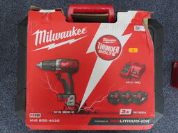 Bore/Skruemaskine M18 inkl. Lader og 3 batterier  - MILWAUKEE M18 BDD-403C
