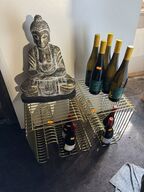 2 borde inkl. 9 flasker vin og figur
