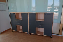2 stk. reoler EFG samt 2 stk. whiteboards