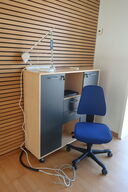 2 stk. reoler, lampe samt kontorstol
