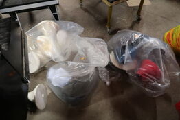 Sække med div. Hatte m.m.