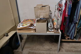 Bord med indpakningspapir m.m.