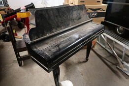 Klaver JOHN STROHMENGER & SONS London samt stol