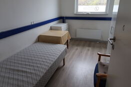 Rum med indhold bl.a. seng, bord, skabe, lænestol m.m.