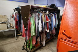 Stativ med div. "udklædningstøj"