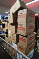 Div. Kasser med udklædningstøj, fodtøj m.m.