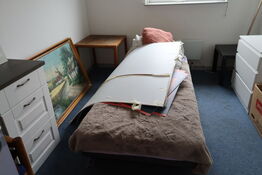 Rum med indhold bl.a. seng, div. Skabe, maleri, vægure m.m.