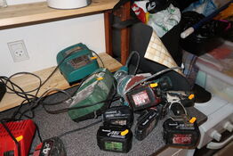 2 stk. akku håndværktøj MAKITA med 6 stk. batterier og 2 stk. ladere m.m.