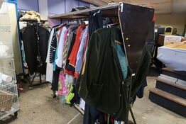 Stativ med div. "udklædningstøj"