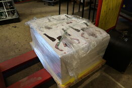 Palle med papirer af "Smadre-Sprælle-Manden"