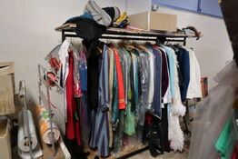 Stativ med div. "udklædningstøj"