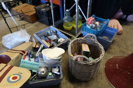 Div. Kasser samt kurv med indhold