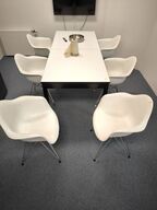 Bord med 6 stk. skalstole