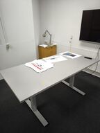 Skrivebord med skuffemodul og lampe