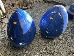 To glaserede pyntesten