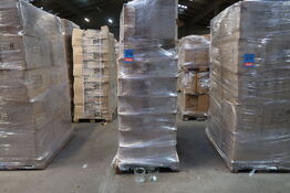 Palle med stort parti glas vaser