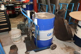 Vogn med tønde samt oliepåfylder K400