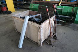 Kasse med indhold samt sækkevogn