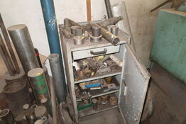 Stålskab med div. Værktøj og jern